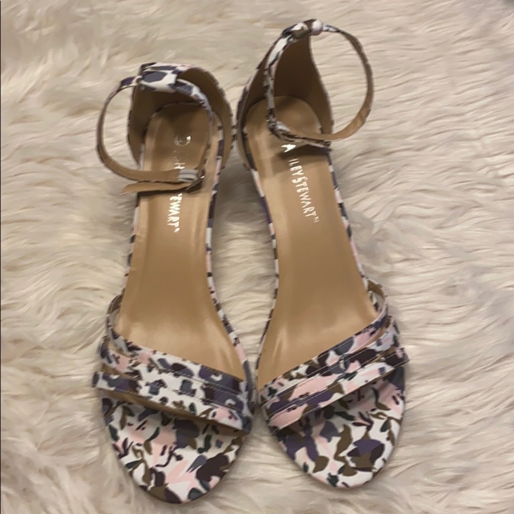 STRAPPY/LOW HEEL SANDAL
